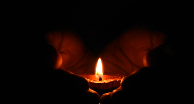 Una encesa d’espelmes a la plaça del Gas commemora el Dia del record de la mort gestacional i perinatal