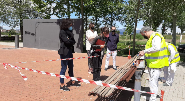 Persones en atur reparen mobiliari urbà a Torre-romeu gràcies als programes d’ocupació 