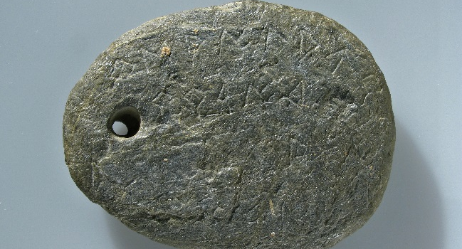 L’amulet iber amb inscripció del Museu d’Història de Sabadell s’exposa al Museu d’Arqueologia de Catalunya