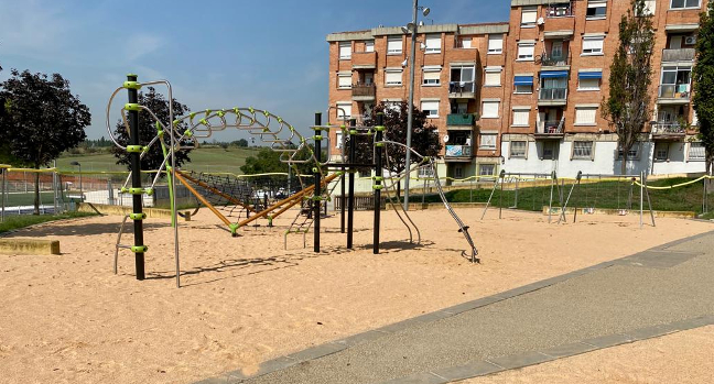 Ja s’ha acabat la renovació dels jocs infantils de la plaça del Pi i ben aviat s’obrirà també la plaça d’Alberto Lavera