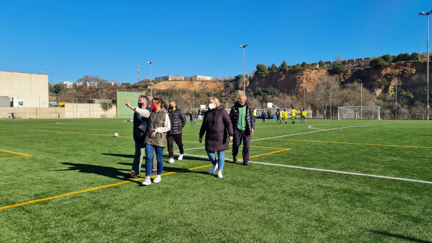 Enllestides les feines de renovació de la gespa del camp de futbol de Sant Oleguer 