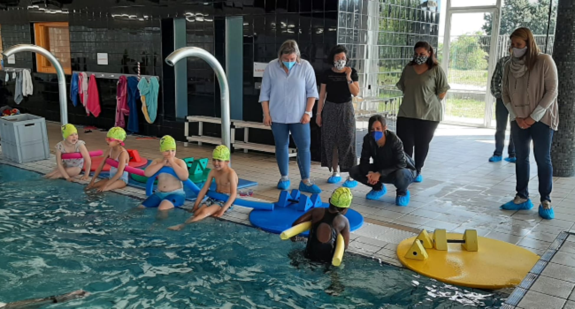 Uns 600 alumnes de primària prenen part en el programa per aprendre a nedar Els Primers a l’Aigua 