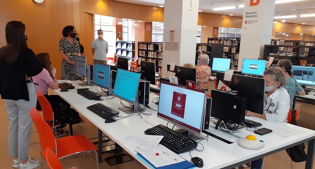 El Centre de Formació Cal Molins obre antenes a les biblioteques de Sabadell per reduir la bretxa digital entre la ciutadania