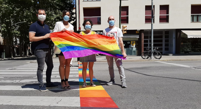 Sabadell pinta passos de vianants irisats per reivindicar els drets LGTBI