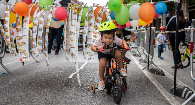 Patins i bicicletes omplen els carrers de la ciutat el darrer dia de Festa Major