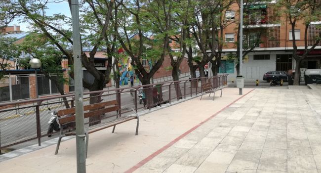 Visita a la renovada plaça de Benjamín García, al barri de Can Rull, que ha guanyat en seguretat