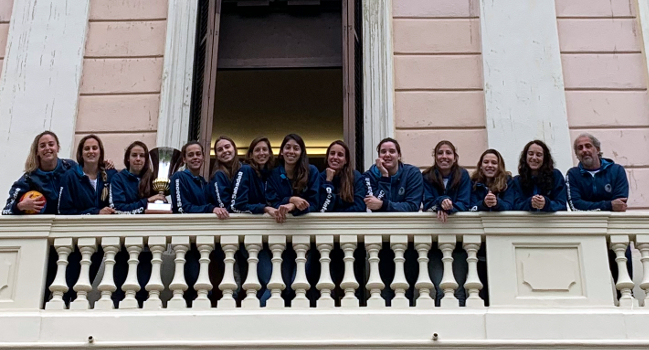 Reconeixement institucional a l’equip femení del Club Natació Sabadell per la seva cinquena copa d’Europa