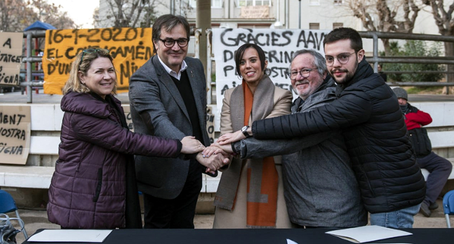 Generalitat, Ajuntament de Sabadell i veïns dels Merinals signen l’acord per encarregar un estudi que revisi els 170 habitatges amb patologies estructurals