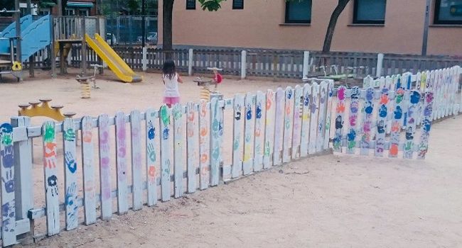 Infants i joves de Can Puiggener embelleixen les tanques dels jocs infantils de la plaça del Primer de Maig
