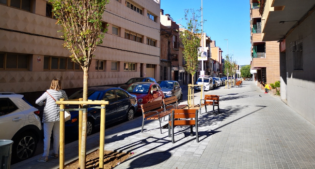 El nou tram pavimentat del carrer Duran i Sors estrena tres espais d’estada
