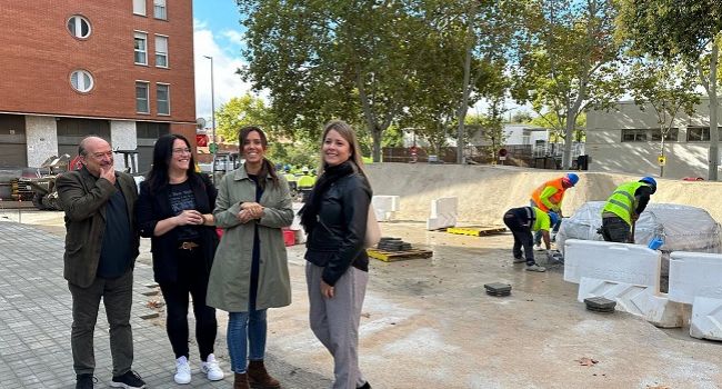 Les obres per crear una nova àrea de jocs infantils accessibles a la plaça de les Illes Medes avancen a bon ritme