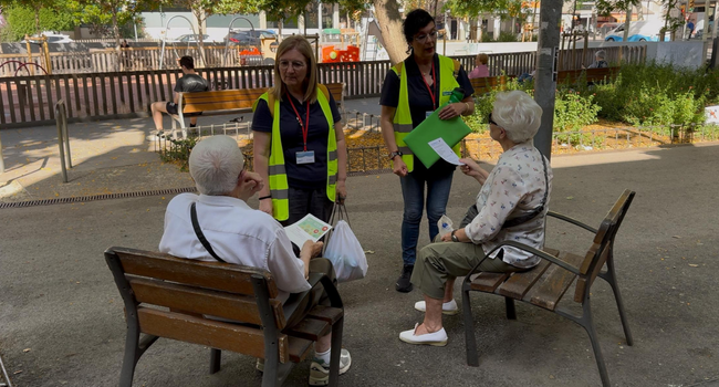 Un equip d’informadores recorre els carrers de la ciutat per informar la ciutadania dels serveis municipals