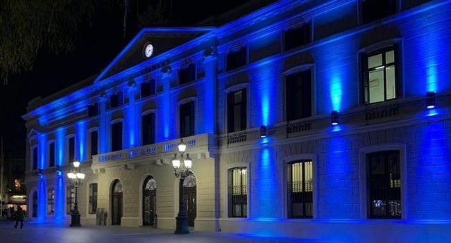 La façana de l’Ajuntament s’il·luminarà de blau dilluns pel Dia de la Llengua de Signes Catalana
