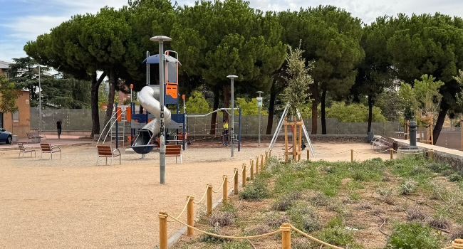 La plaça de Granada reobre amb més verd i nous espais per al veïnat