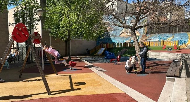 La plaça de Fidela Renom fa un pas més per esdevenir més accessible i inclusiva