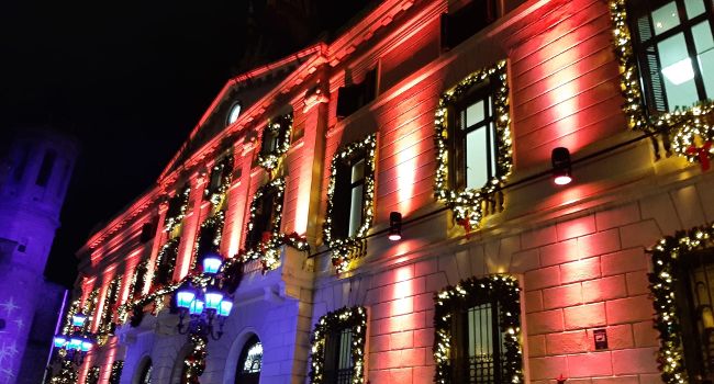 La façana de l’Ajuntament i les fonts ornamentals s’il·luminaran demà de color vermell per commemorar el Dia Mundial de la malaltia de Kawasaki