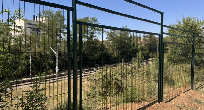 Can Llong guanya en seguretat amb la nova tanca de protecció al voltant de la via del tren