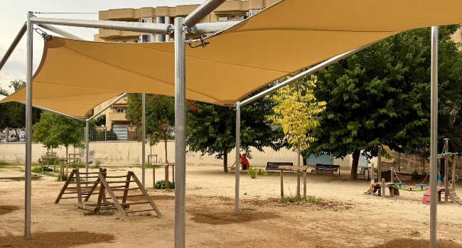 Les escoles públiques de Sabadell compten amb un miler de ventiladors i amb tendals per fer front a la calor