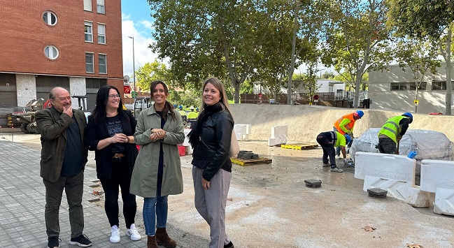 Les obres per crear una nova àrea de jocs infantils accessibles a la plaça de les Illes Medes avancen a bon ritme