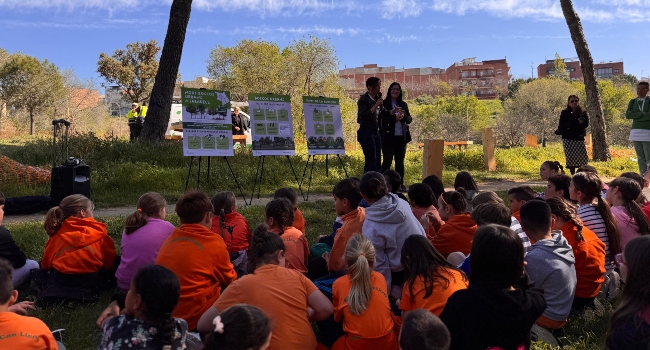 Alumnes de l’escola Can Llong participen en la plantació del nou bosc urbà del Parc de la Romeua