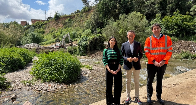 Mig miler d’arbustos, una vintena d’arbres i noves millores al tractament natural de les aigües al riu Ripoll