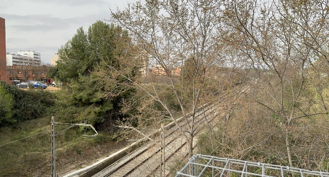 Comencen les obres per instal·lar una tanca de seguretat al pas de la via del tren a Can Llong