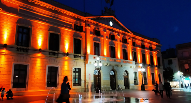 La façana de l’Ajuntament s’il·lumina de taronja amb motiu del dia mundial de la seguretat del pacient 