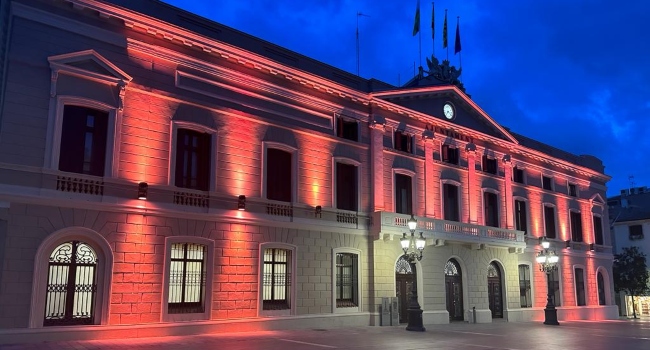 La façana de l’Ajuntament s’il·luminarà de color vermell divendres per commemorar el Dia Mundial de la malaltia de Kawasaki