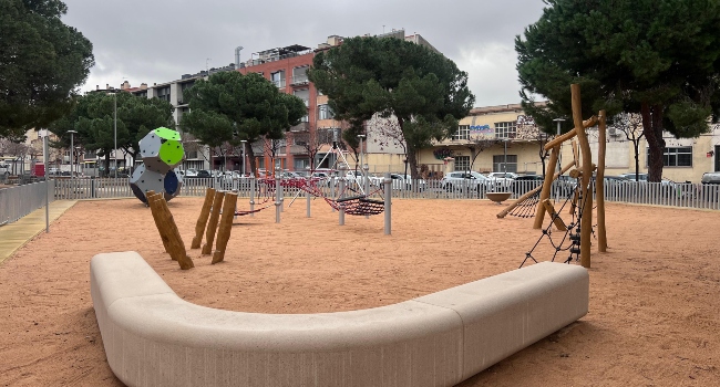 La plaça del Treball reobre després d’una reforma que ha inclòs noves zones de joc infantil, un nou espai de cal·listènia i més bancs i cadires