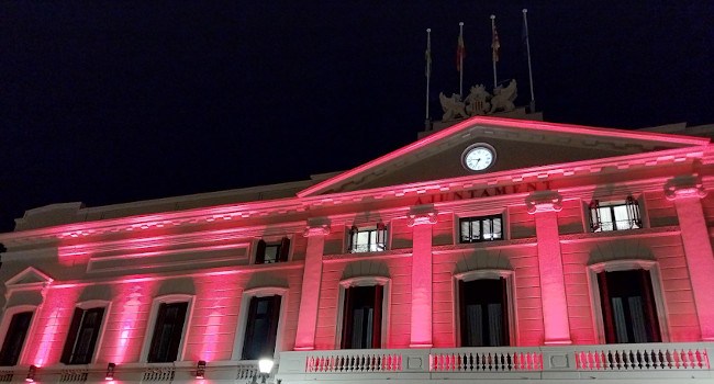 L’edifici consistorial s’il·lumina demà dijous de vermell amb motiu del Dia Internacional de la Malaltia Celíaca
