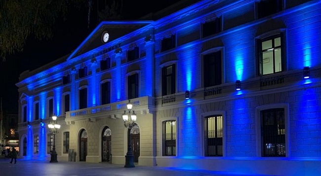 La façana de l’Ajuntament s’il·luminarà de blau dilluns pel Dia de la Llengua de Signes Catalana 