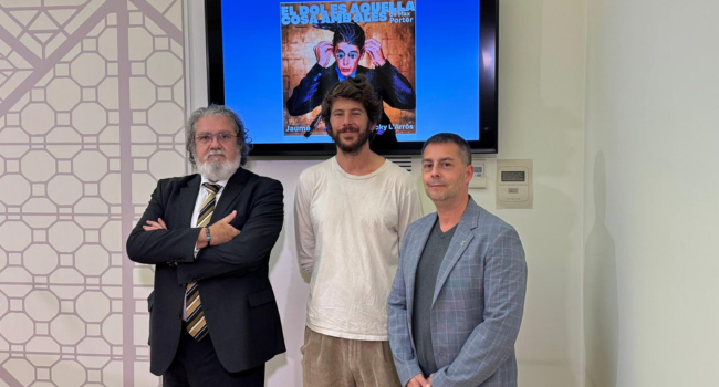 Jaume Madaula estrena al cementiri El dol és aquella cosa amb ales, una reflexió poètica sobre la pèrdua i la vida