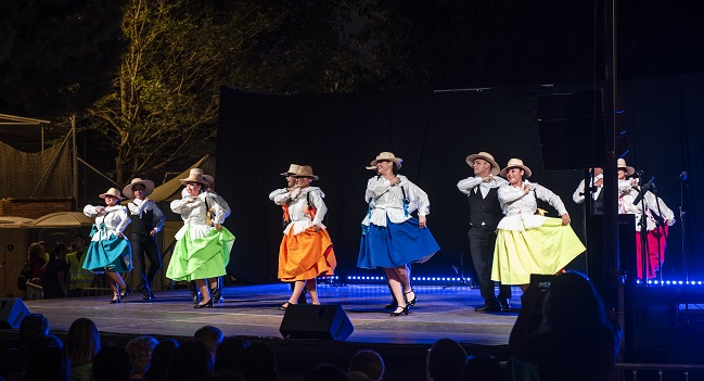 La plaça del Vallès acull l’oferta de danses tradicionals d’arreu del món durant la Festa Major