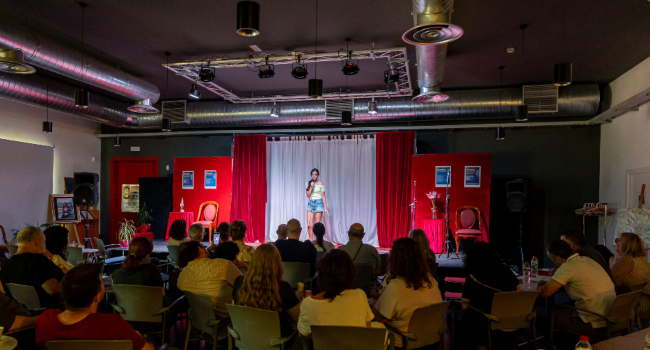 Set centres públics participen al Concurs de Monòlegs per millorar les competències lingüístiques de l’alumnat a través de l’humor i el teatre