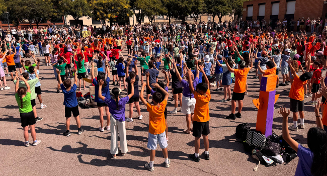 Prop de 700 alumnes de 16 escoles mostren el treball fet amb el projecte Toca-Toca, que desenvolupa la creativitat, l’expressió corporal i el ritme amb el cos
