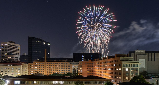 El castell de focs i l’orquestra Di-Versiones acomiaden la Festa Major 2025
