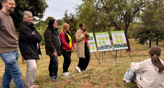 Alumnes de l’escola Juan Ramón Jiménez participen en una nova plantació del projecte de boscos urbans, aquest cop al Poblenou