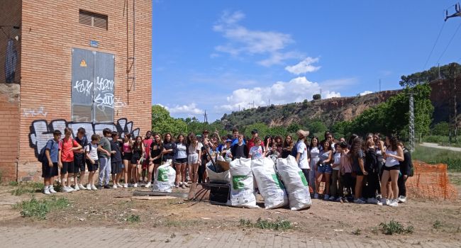 Més de 500 persones participen en la neteja del rodal de Sabadell en el marc de les jornades Let’s clean up 2023