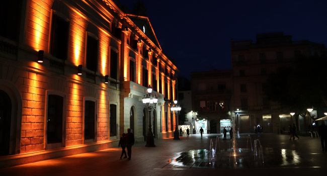 La façana de l’Ajuntament s’il·lumina de taronja amb motiu del dia mundial per a la prevenció del suïcidi