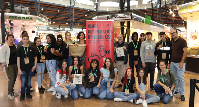 El Mercat Central acull una campanya per fomentar la reducció dels plàstics i envasos d’un sol ús amb la intervenció de l’alumnat de l’INS Les Termes