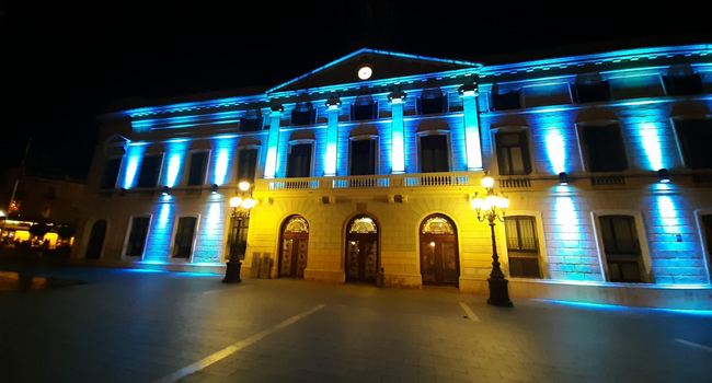 La façana de l’Ajuntament s’il·lumina de blau amb motiu del Dia Mundial de la retina