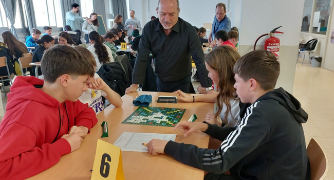 L’Institut Ca n’Oriac acull la final de Secundària d’Scrabble, el joc que potencia el coneixement del català de manera lúdica i participativa