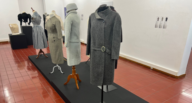 El Museu d’Història proposa una visita guiada a l’exposició ‘Vestits de dona, modistes de Sabadell’
