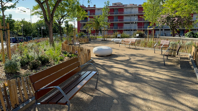 La plaça de Gernika es converteix en un nou refugi climàtic a Can Llong després de la seva renovació