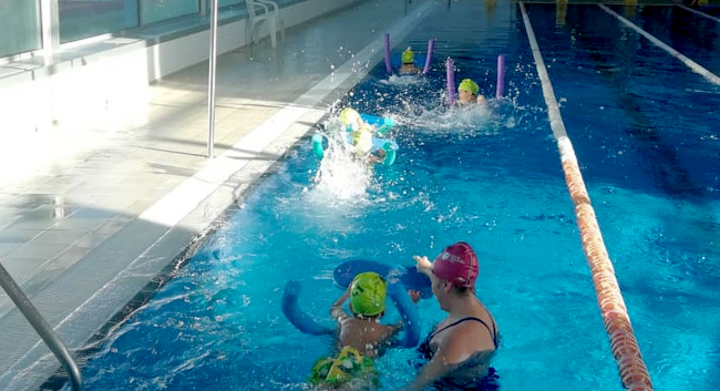 El programa de natació escolar “Els Primers a l’Aigua” engega el proper dilluns amb un total de 640 alumnes de 1r de primària