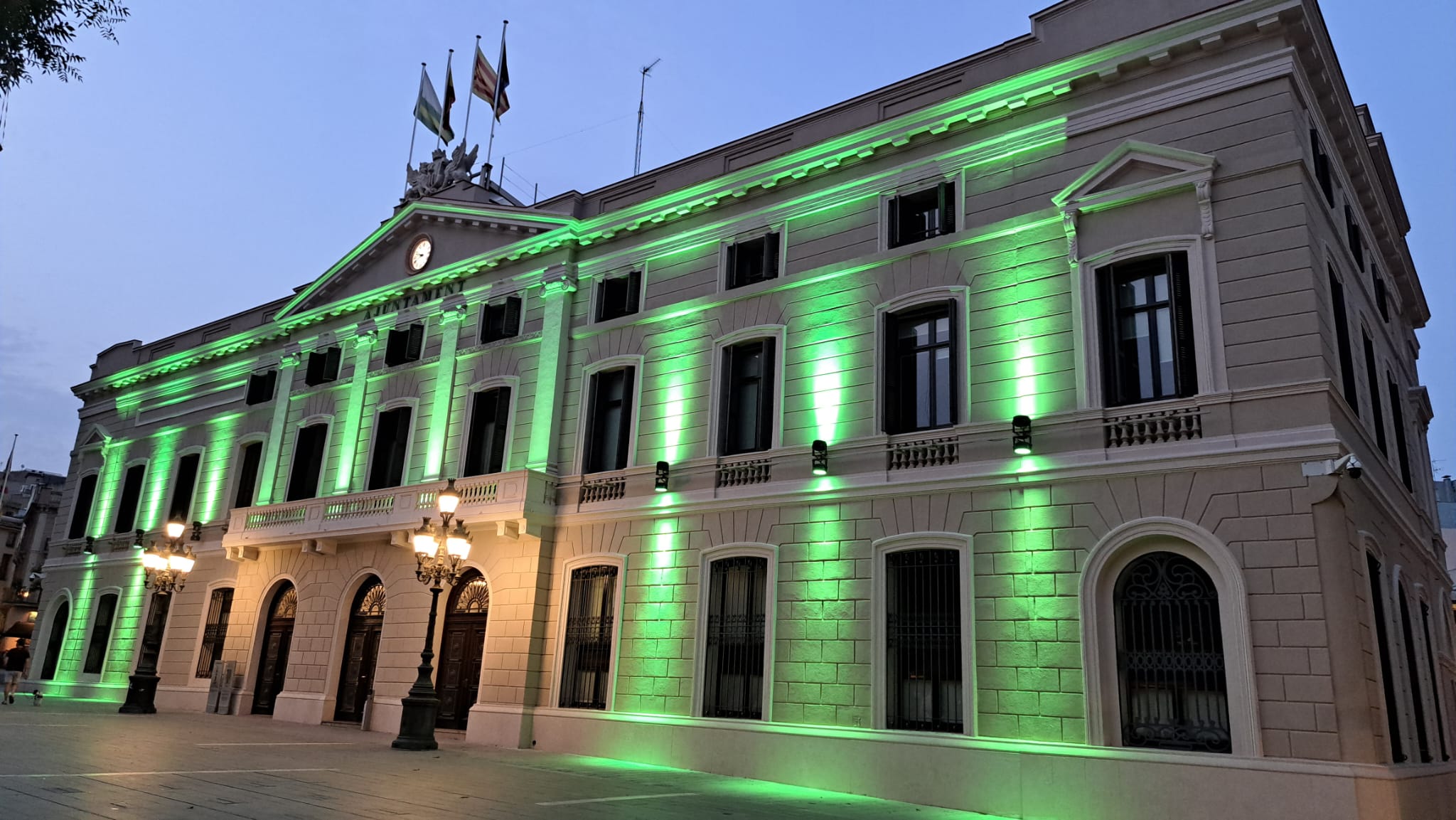 La façana de l’Ajuntament s’il·lumina de verd amb motiu del Dia Nacional de l’Artritis i Espondiloartritis