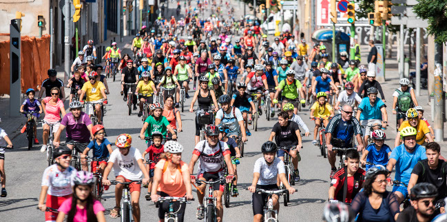 Patins i bicicletes omplen els carrers de la ciutat el darrer dia de Festa Major