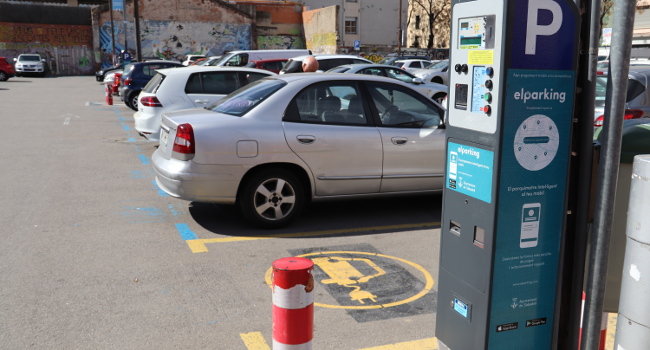 Els cotxes elèctrics no paguen per aparcar a la zona blava a Sabadell