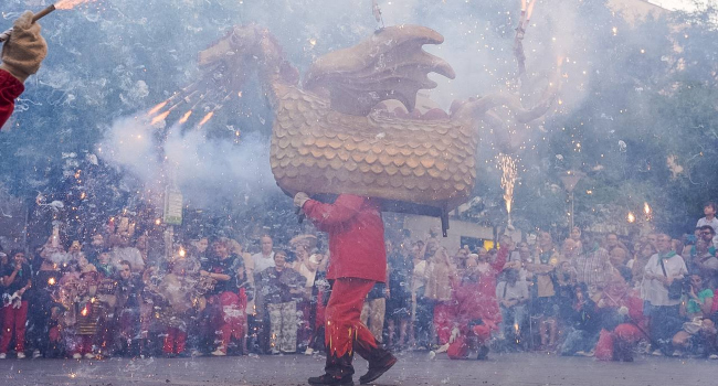 La Festa Major encara una tarda-nit de dissabte marcada per la cultura popular, el foc i els concerts de Nil Moliner i Macaco