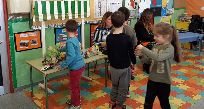 Un simulacre de compra-venda de joguines ensenya els infants els seus drets i deures en el món del consum
